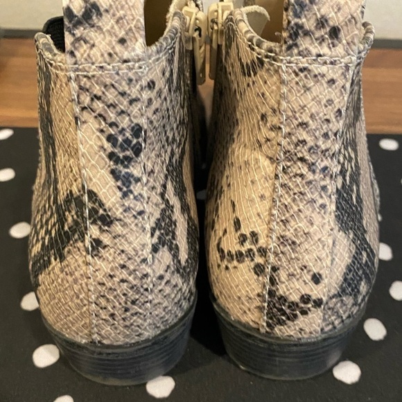 SNAKE Print Boots Size 8 Chelsea Bootie Size Zip Tan Black - Picture 5 of 9